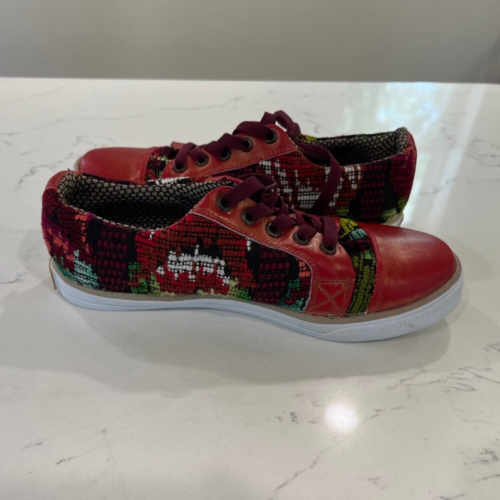 IIK leather woven sneaker  size 7